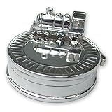 銀メッキの線路上の列車の歯の箱