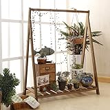 牧歌的な創造性多層の花の棚緑色の木の植木鉢の葉クロロフィータムバルコニーのリビングルーム室内の花の棚