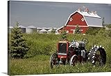 マイケル・Interisanoプレミアムシックラップキャンバス壁アート印刷題名Old Red Tractor In A Field With A Red Barnバックグラウンドで、アルバータ、カナダ