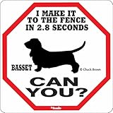 I MAKE IT TO THE FENCE IN 2.8 SECONDS BASSET CAN YOU？サインボード：バセット 警戒中 フェンスまで２.８秒 イラスト 英語 看板 Made in U
