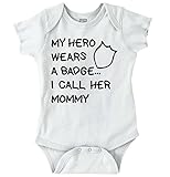 Briscoブランド新しい両親Heroバッジベビーシャワーギフト面白いSaying Baby Onesieボディスーツ カラー: ホワイト