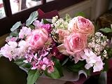 【パリスタイルの花屋】バラとラナンキュラスの記念日アレンジ 　グリーンハーモニー　誕生日・プレゼントに　各種お祝い・記念日に