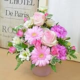 画像だけでは伝わらないボリューム！当店オリジナル陶器、ピンクバラと季節のお花使用したアレンジメント カラー：ピンク 生花 フラワーギフト プレゼント 誕生日プレゼント 結婚記念日