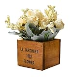 木のプランターポットで偽のシルクバラの花