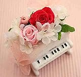 誕生日や発表化に！ アップライトピアノ白の陶器にバラとかすみ草のプリザーブドフラワーをアレンジ【クリアケース付】 長持ちする花