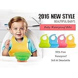 シリコーン防水ベビービブ食品キャッチャー4 PCS（ブルー、イエロー、グリーン、ピンク）はディープポケットソフトアジャスタブルネックバンドベビーランチビブをロールアップ