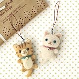 羊毛フェルトで作る白猫と茶トラネコのふわふわマスコット☆ストラップ手作りキット スターターセット（針・マット）付き（虎猫とホワイトキャット）APR