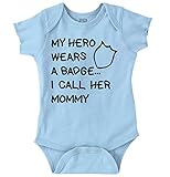 Briscoブランド新しい両親Heroバッジベビーシャワーギフト面白いSaying Baby Onesieボディスーツ カラー: ブルー