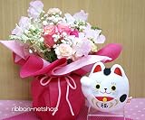季節のお花のスタンディングブーケ(生花)&ダルマ風招き猫のぬいぐるみセット FL-HT-178