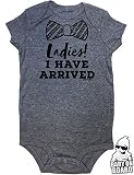 Daft赤ちゃんボウタイLadie 's I Have Arrived Funny Baby BoyベビーシャワーギフトOnesieボディスーツロンパース カラー: グレー