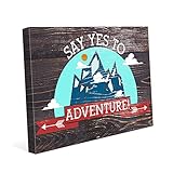 Say Yes to Adventure – レッド: Positive Motivational Uplifting Saying Quote Graphic on Wood plank-patte