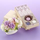 【日比谷花壇】お供え 日本香堂「宇野千代のお線香 淡墨（うすずみ）の桜 桐箱浮きローソクセット」とアレンジメント