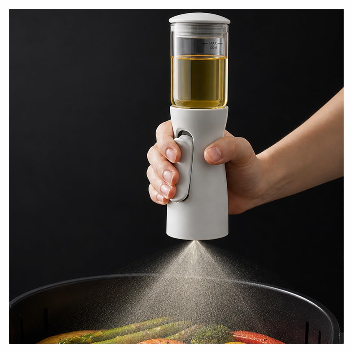 オイルスプレー 料理用 100ml 底面噴射 液だれしない 食洗機対応 オリーブオイル・ノンフライヤー用 ホワイト | 底面から直接噴射できる100mlオイルスプレー。1回約0.5mlで量を調整しやすく、液だれしない設計。食洗機対応で、オリーブオイル