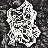 ���E����