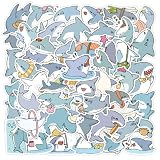 漫画サメステッカー 50枚 防水ビニール製かわいい動物ステッカー ウォーターボトル、ノートパソコン、スケートボード、携帯電話、ギター、車、バンパー、スクラップブックなどに (サメ)