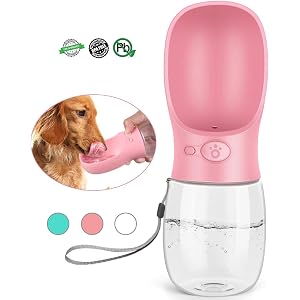 【2020進化版】ペットウォーターボトル 給水器 犬猫など 多種ペット携帯用水飲みボトル 水槽付き 水漏れ防止 手軽に水分補給が出来 犬の散歩 ランニング アウトドア ドッグウォーターボトル ペット水飲み器 (350ml, ピンク)