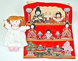 おひなさま　　布絵本　　雛人形　　おひなまつり　　 おひなさま&布人形　　刺しゅう布の壁掛けおひなさま&布人形スージー　　おひなさまギフトセット　　幼児教育