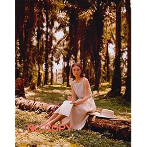 大きな写真、オードリー・ヘップバーン、森の小径で。秀逸の一枚