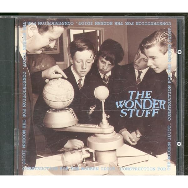 Amazon.co.jp: Never Loved Elvis: ミュージック