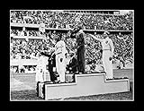 8 x 10のすべての木製額入りフォトJesse OwenゴールドMedalist 1936年ドイツ人with Salute