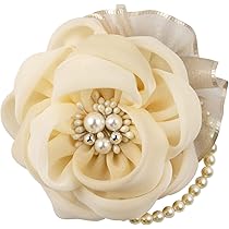 CHANEL ホワイト フラワーコサージュ　卒業式　入学式に CHANEL ホワイト フラワーコサージュ 卒業式 入学式に