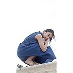 宇垣美里 iPhone SE/8/7/6s(750×1334)壁紙 青のノースリーブのワンピースでしゃがむ 宇垣美里 iPhone SE/8/7/6s(750×1334)壁紙 青のノースリーブのワンピースでしゃがむ