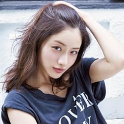 石原さとみの人気壁紙画像 Tシャツにデニムで髪をかきあげ