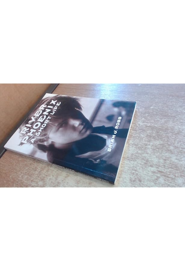 Amazon.co.jp: 10周忌追悼写真集 リヴァー・フェニックスの伝説 : 本