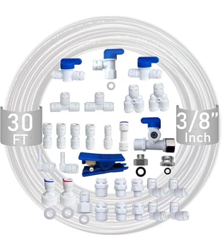Récipient Cubique En Plastique Blanc Recueillant L'eau De Pluie De La Conduite D Eau Image560086505