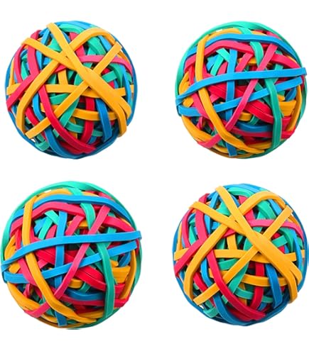 Een rubber bal voor de hond in transparante kleuren