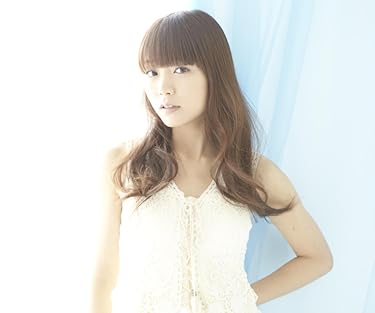 女性声優 - 窓際で日差しを受けるみ三森すずこさん