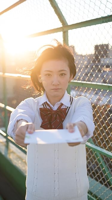 女性アイドルグループ - 生駒里奈ファースト写真集『君の足跡』　屋上で手紙を渡す