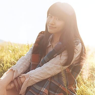 女性声優 - 草むらの中で日差しを受ける中島愛さん