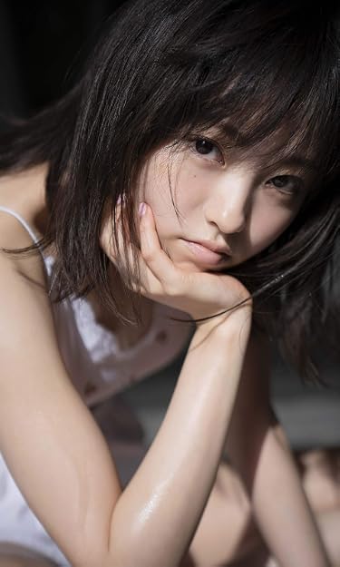 女性アイドルグループ - 頬杖で睨み