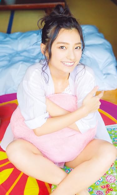 女性声優 - 1st写真集『まりん夏』クッションを抱える