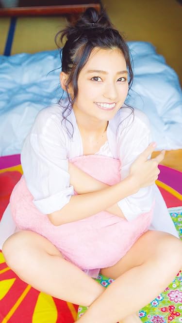 女性声優 - 1st写真集『まりん夏』クッションを抱える