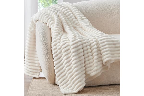 BEDELITE BEDELITE Ribbed Fleece Throw Blanket for Couch, Cream, 127 x 152 CM | 300 GSM Soft Cozy & Warm Plush Fluffy Blanket, Decorative and Giftable Fleece Striped Blankets, Fit for Family, Women