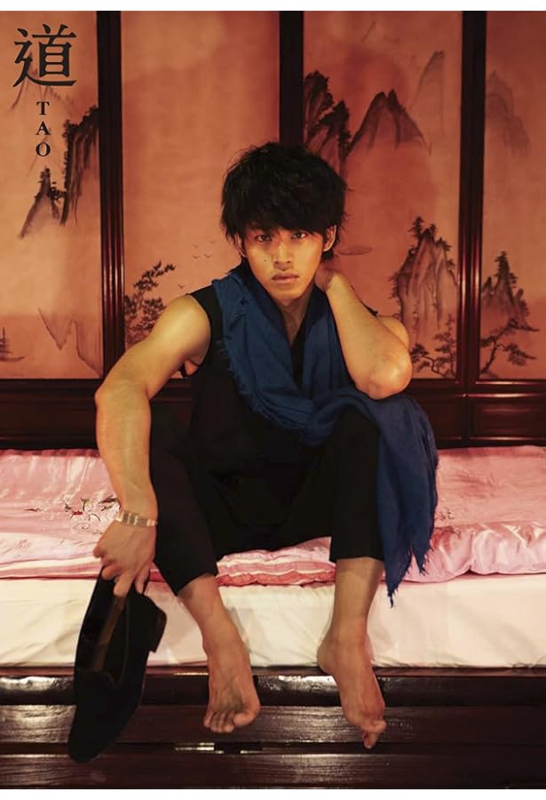 Amazon.co.jp: 松坂桃李ファースト写真集『桃李』 : 小林 ばく: 本