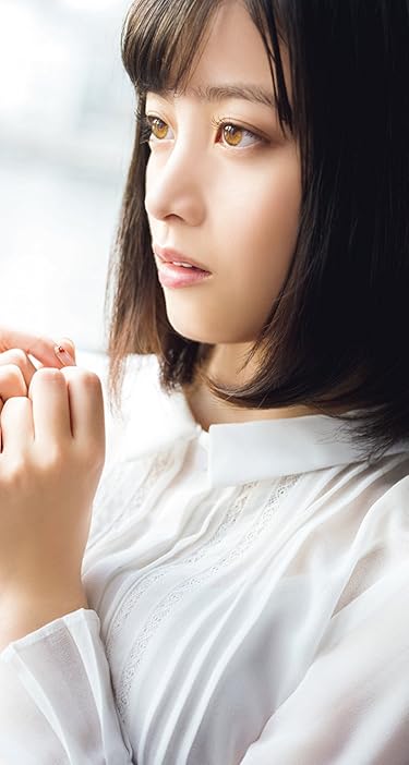 アプリゲームとコラボしたことのあるアニメや芸能人 - 遠くを見つめる橋本環奈さん。