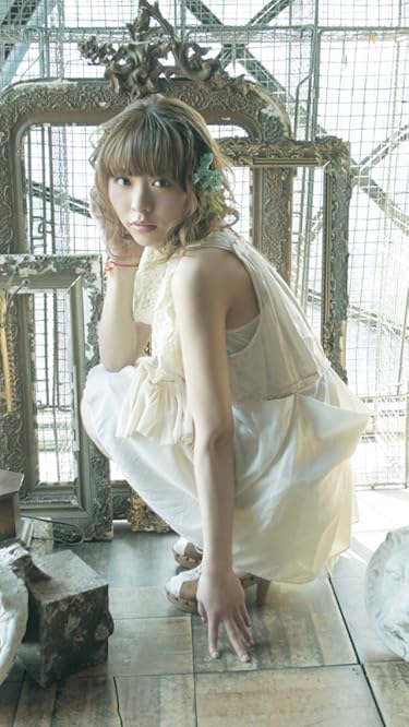 女性声優 - 額縁の前でしゃがみ込みこちらを見つめる声優の豊崎愛生さん