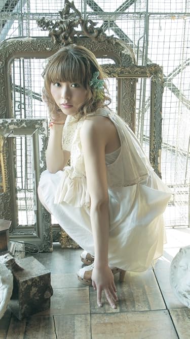 女性声優 - 額縁の前でしゃがみ込みこちらを見つめる声優の豊崎愛生さん
