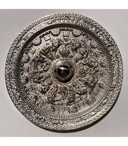 不思議な古代の銅鏡　表を太陽に当てると光りを反射して　裏の模様と字が見えます！！ 中国古銅鏡 不思議な古代銅鏡 表を太陽に当てると光りを反射して