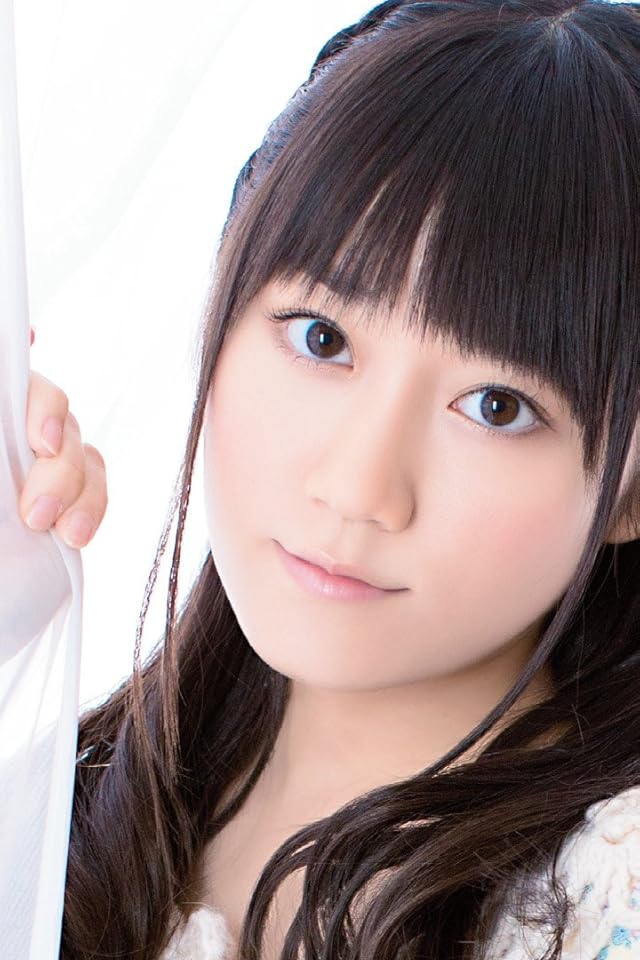 女性声優 - カーテンをつかむ小倉唯さん