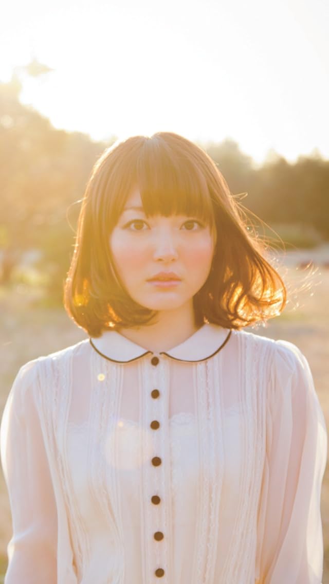 女性声優 - 光を受けた可愛らしい服装の花澤香菜さん