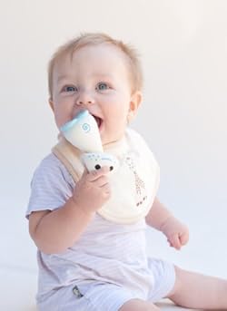 赤ちゃんに握りやすい形・音が鳴る仕掛け付き