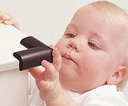 テーブルの角やテレビ台の角など