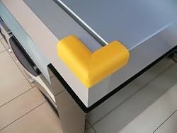 テーブルの角やテレビ台の角などに