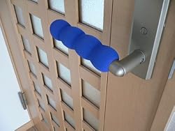 ドアノブレバーに差し込むだけ