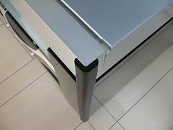 テーブルの脚や柱の角などに