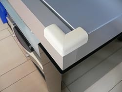 テーブルの角やテレビ台の角などに